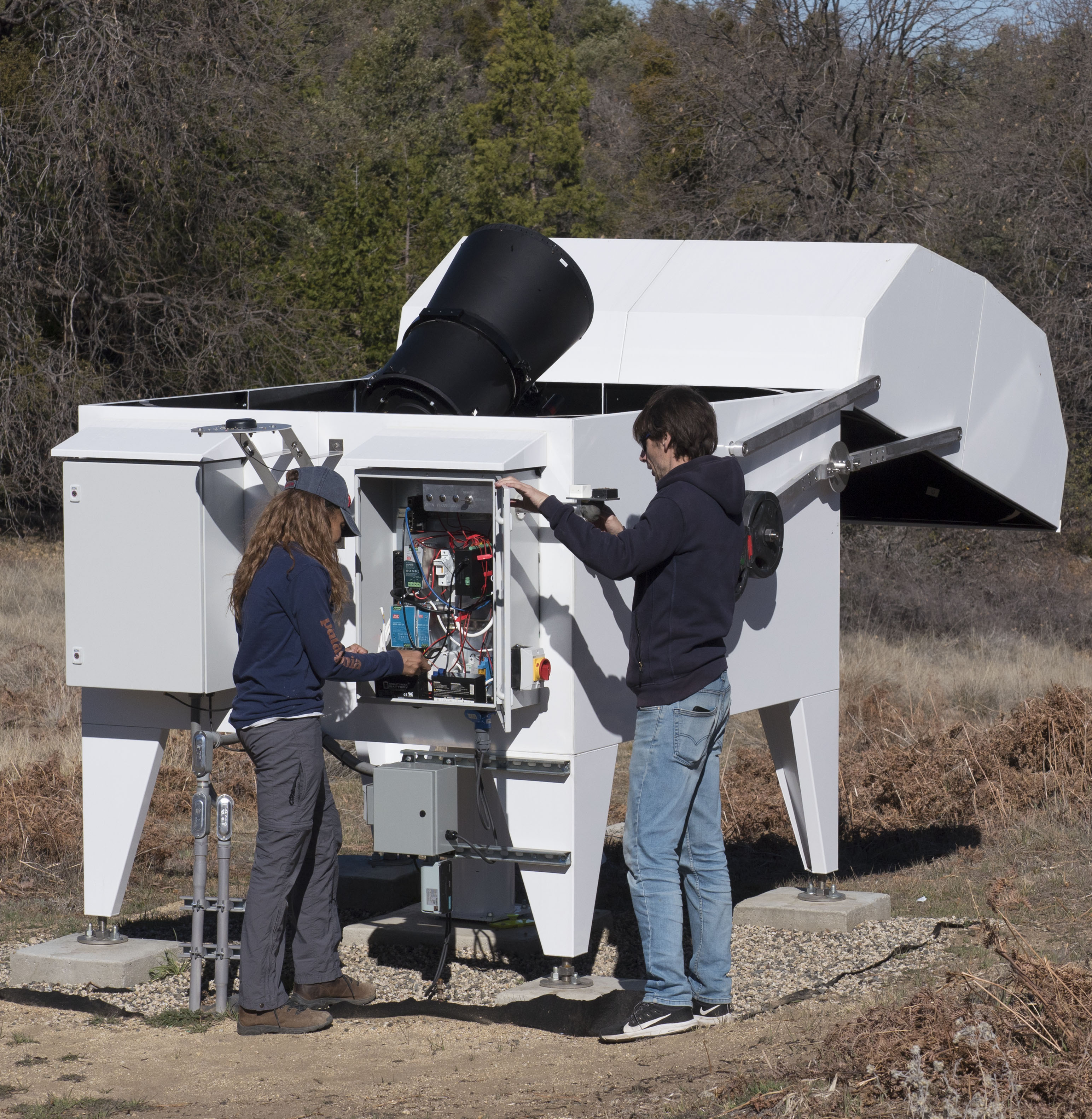 Two researchers service a PANOSETI telescope array using u-blox GNSS timing technology