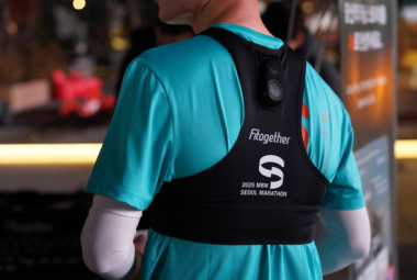 Korean runner wearing a vest containing the Fitogether runner tracking device