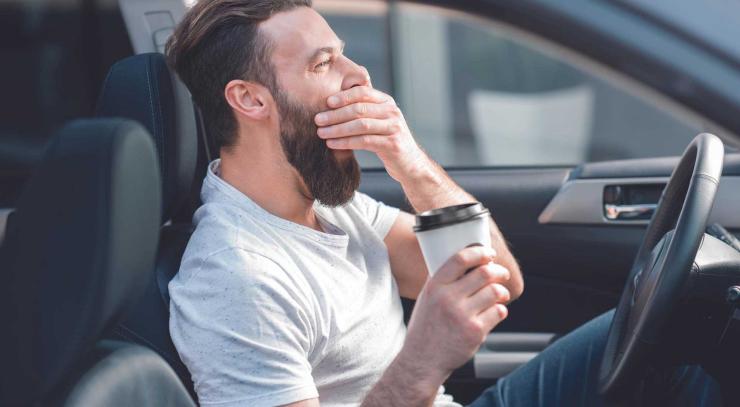 autonomous-driving-levels.jpg man driving whitout steering the wheel