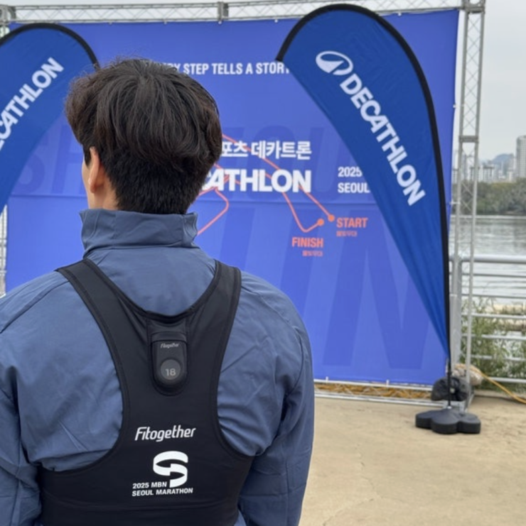 Korean runner wearing a vest containing the Fitogether runner tracking device